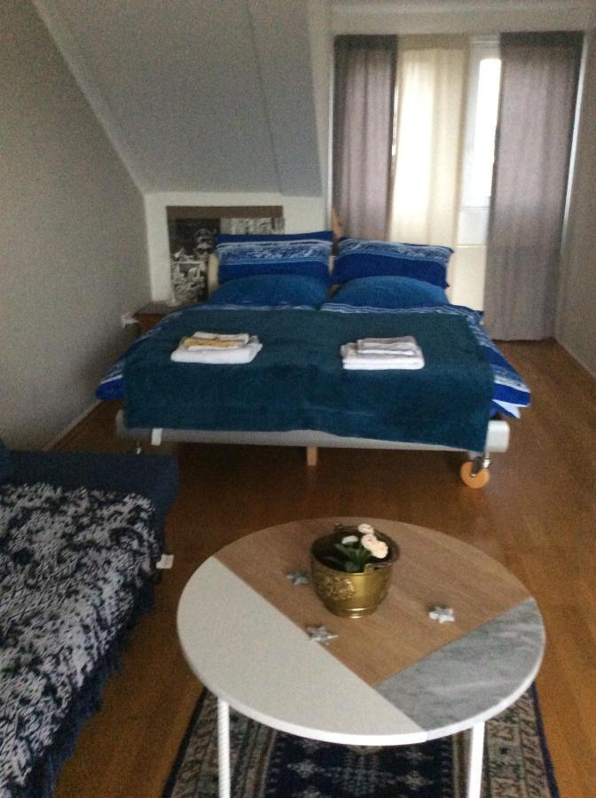 Privatunterkunft Dachstudio Mit Bad Und Terasse